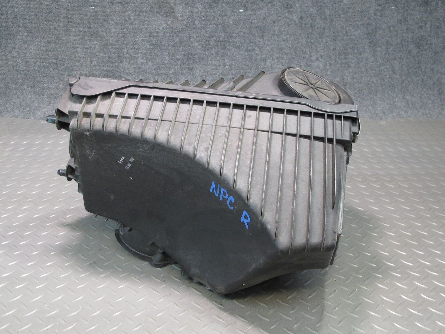 2011-2014 Porsche Cayenne S 958 4.8L Front Right Air Intake Cleaner Filter Box