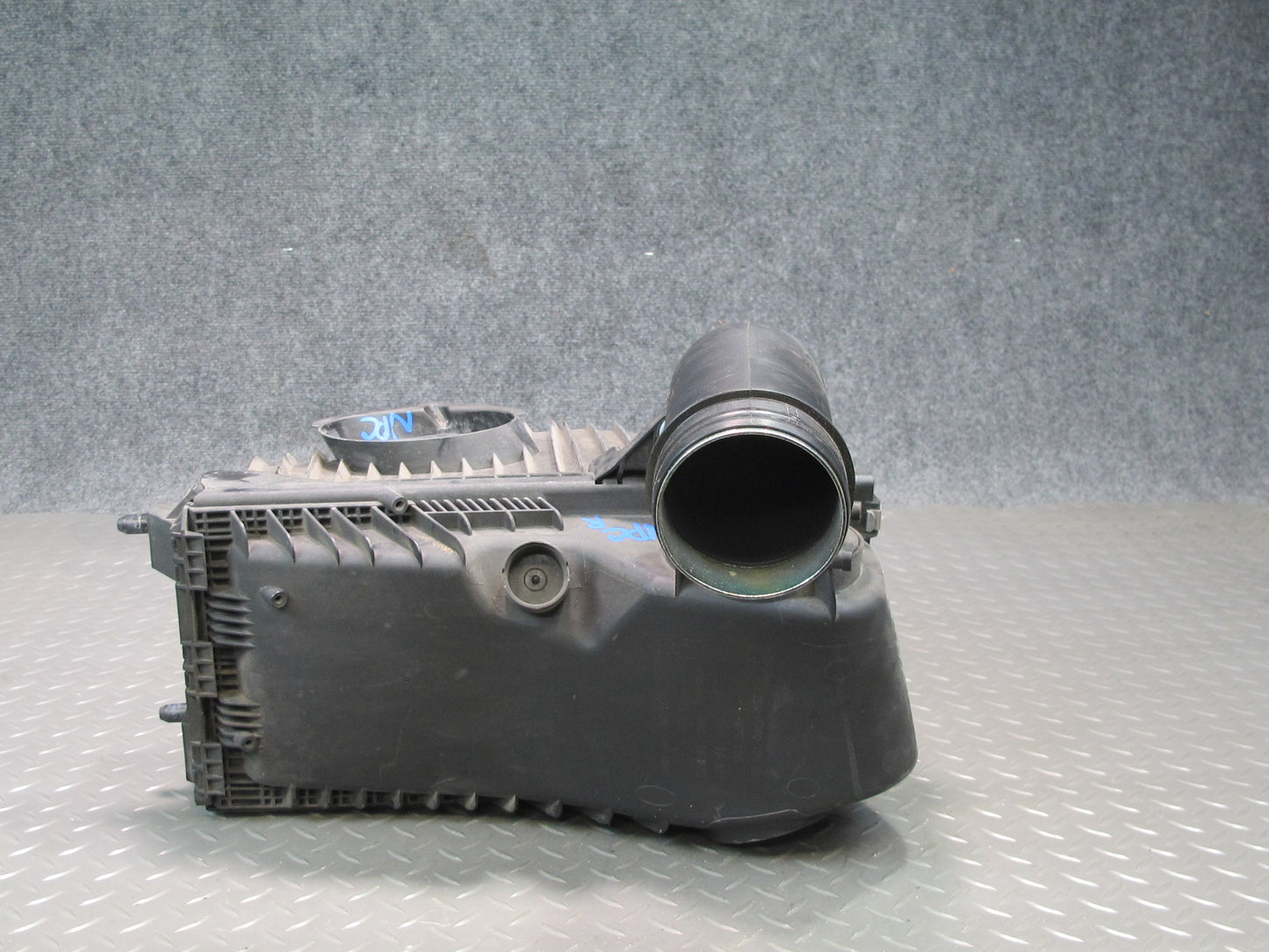 2011-2014 Porsche Cayenne S 958 4.8L Front Right Air Intake Cleaner Filter Box