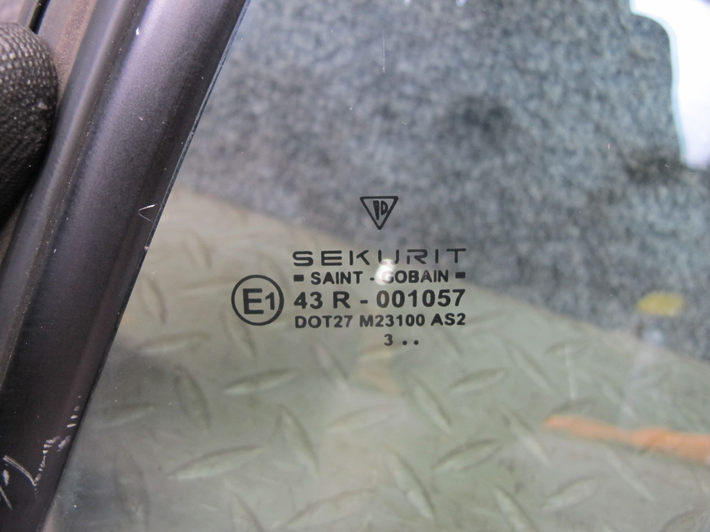 1999-2005 Porsche 911 Carrera 996 Convertible Rear Left Quarter Glass Window