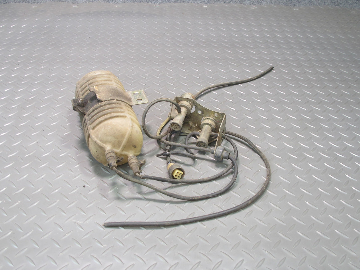 77-78 Datsun S30 280Z A/C Vaccum Bottle Canister w Vacuum Solenoids OEM