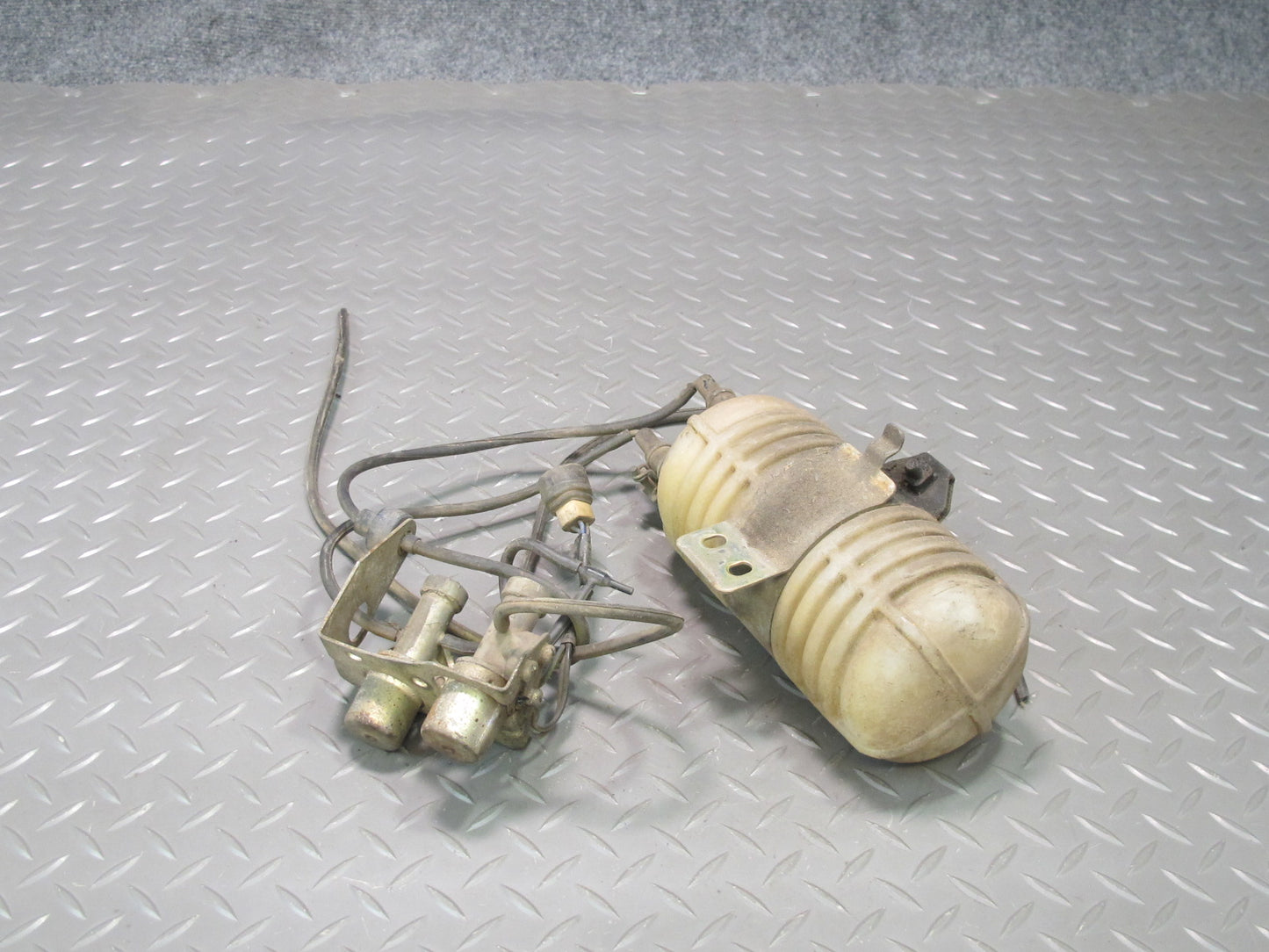 77-78 Datsun S30 280Z A/C Vaccum Bottle Canister w Vacuum Solenoids OEM