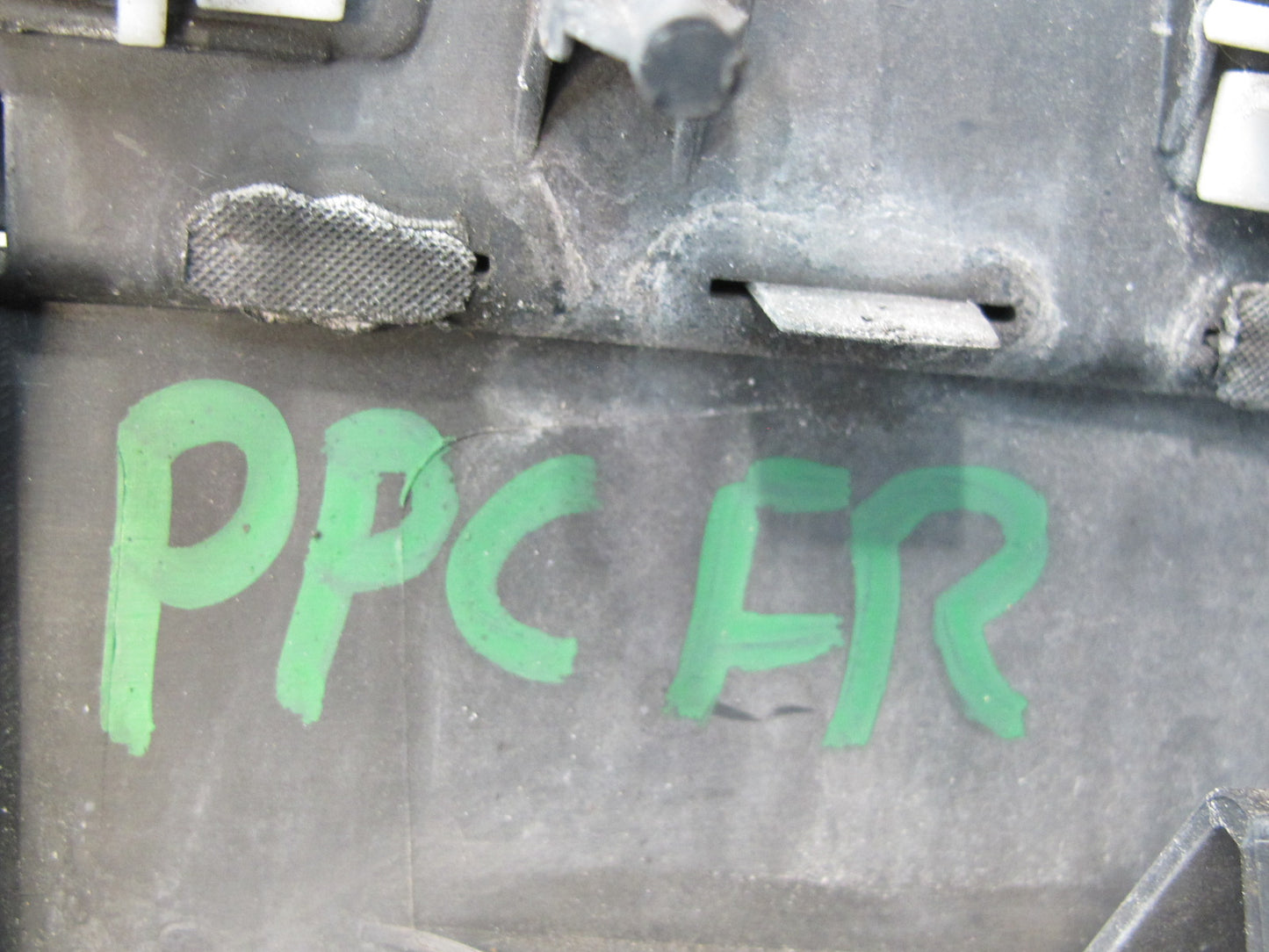 2011-2018 Porsche Cayenne 958 Front Right Side Lower Fender Molding Trim Cover