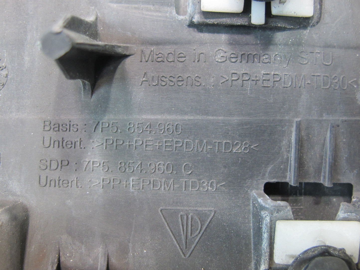 2011-2018 Porsche Cayenne 958 Front Right Side Lower Fender Molding Trim Cover