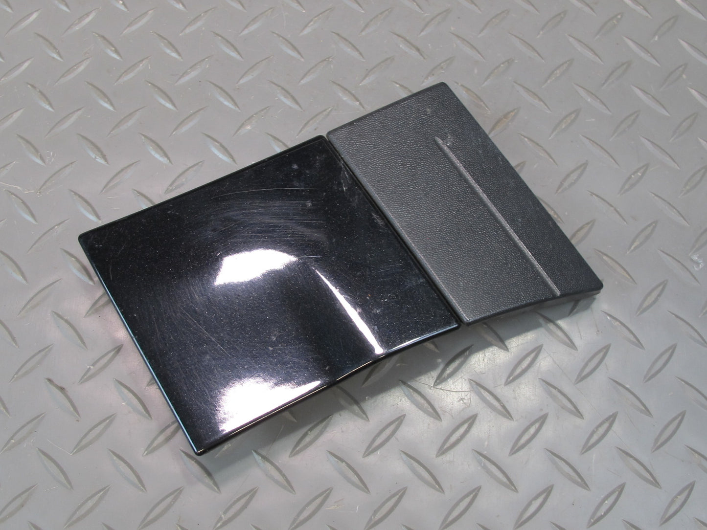 2011-2018 Porsche Cayenne 958 Front Right Side Lower Fender Molding Trim Cover