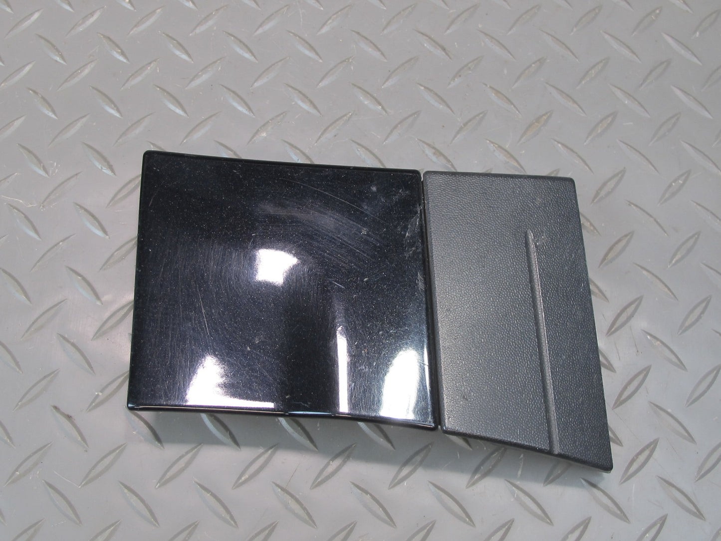 2011-2018 Porsche Cayenne 958 Front Right Side Lower Fender Molding Trim Cover