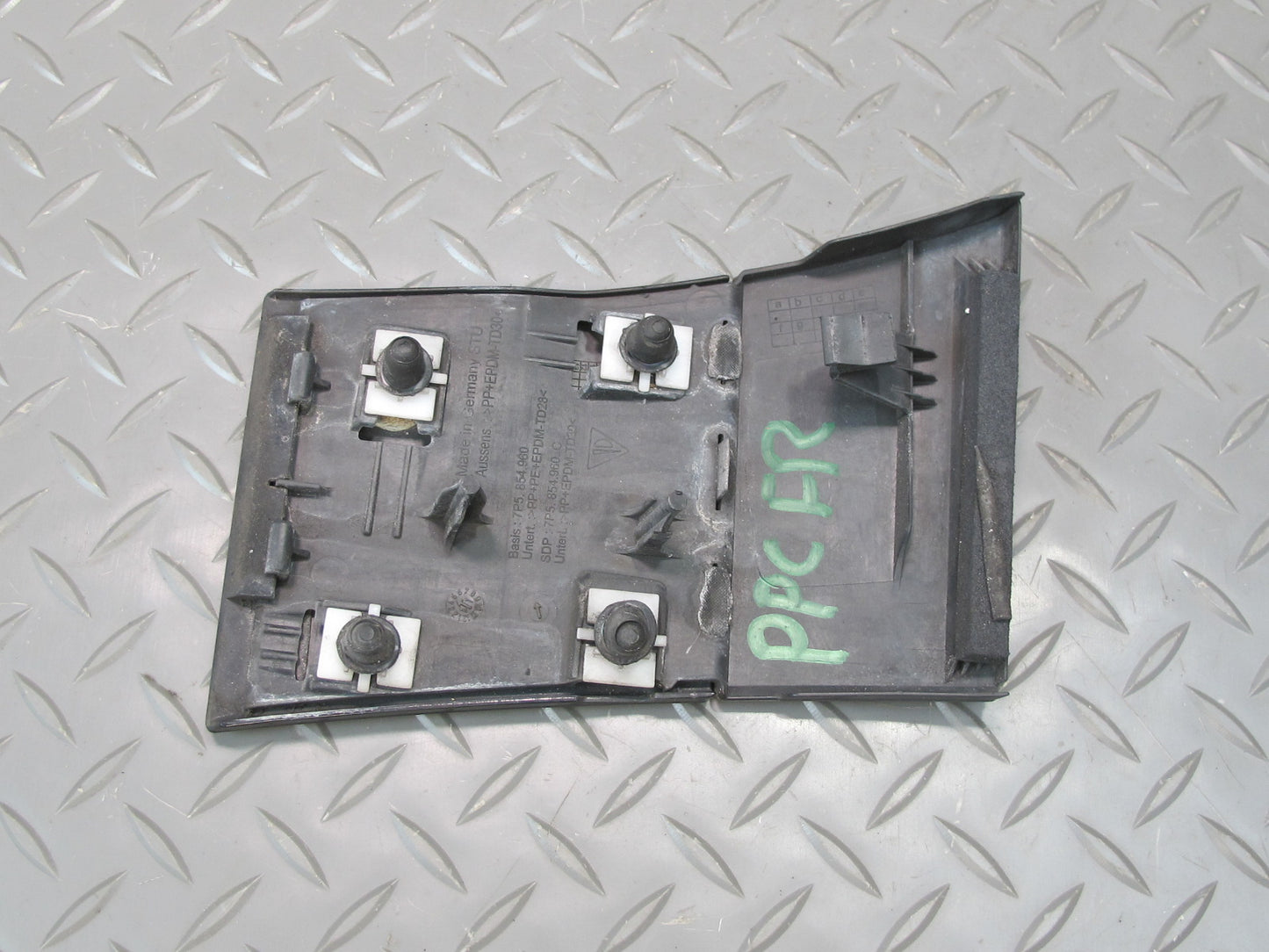 2011-2018 Porsche Cayenne 958 Front Right Side Lower Fender Molding Trim Cover