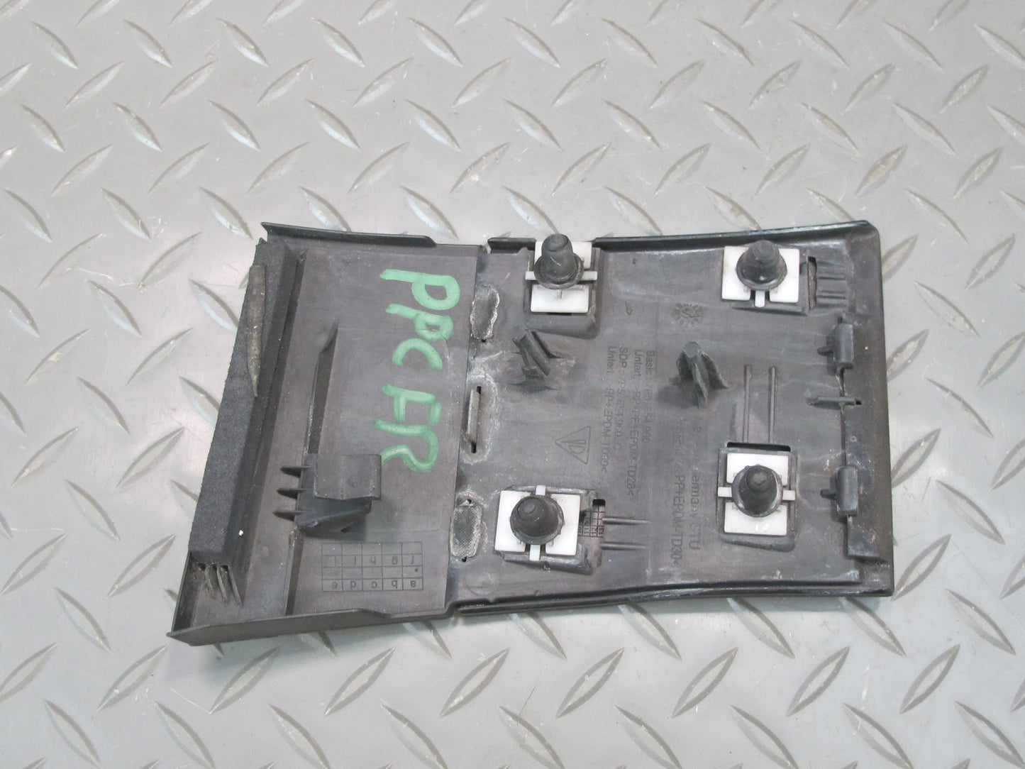 2011-2018 Porsche Cayenne 958 Front Right Side Lower Fender Molding Trim Cover