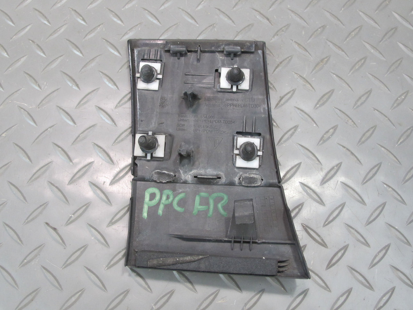 2011-2018 Porsche Cayenne 958 Front Right Side Lower Fender Molding Trim Cover