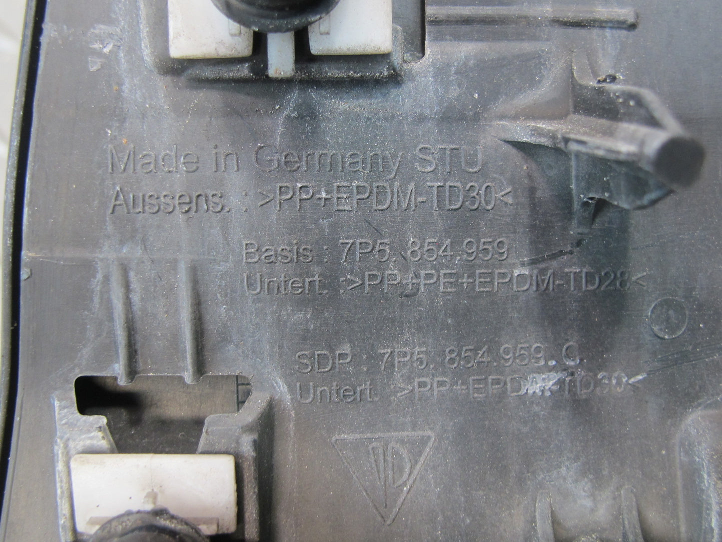 2011-2018 Porsche Cayenne 958 Front Left Side Lower Fender Molding Trim Cover