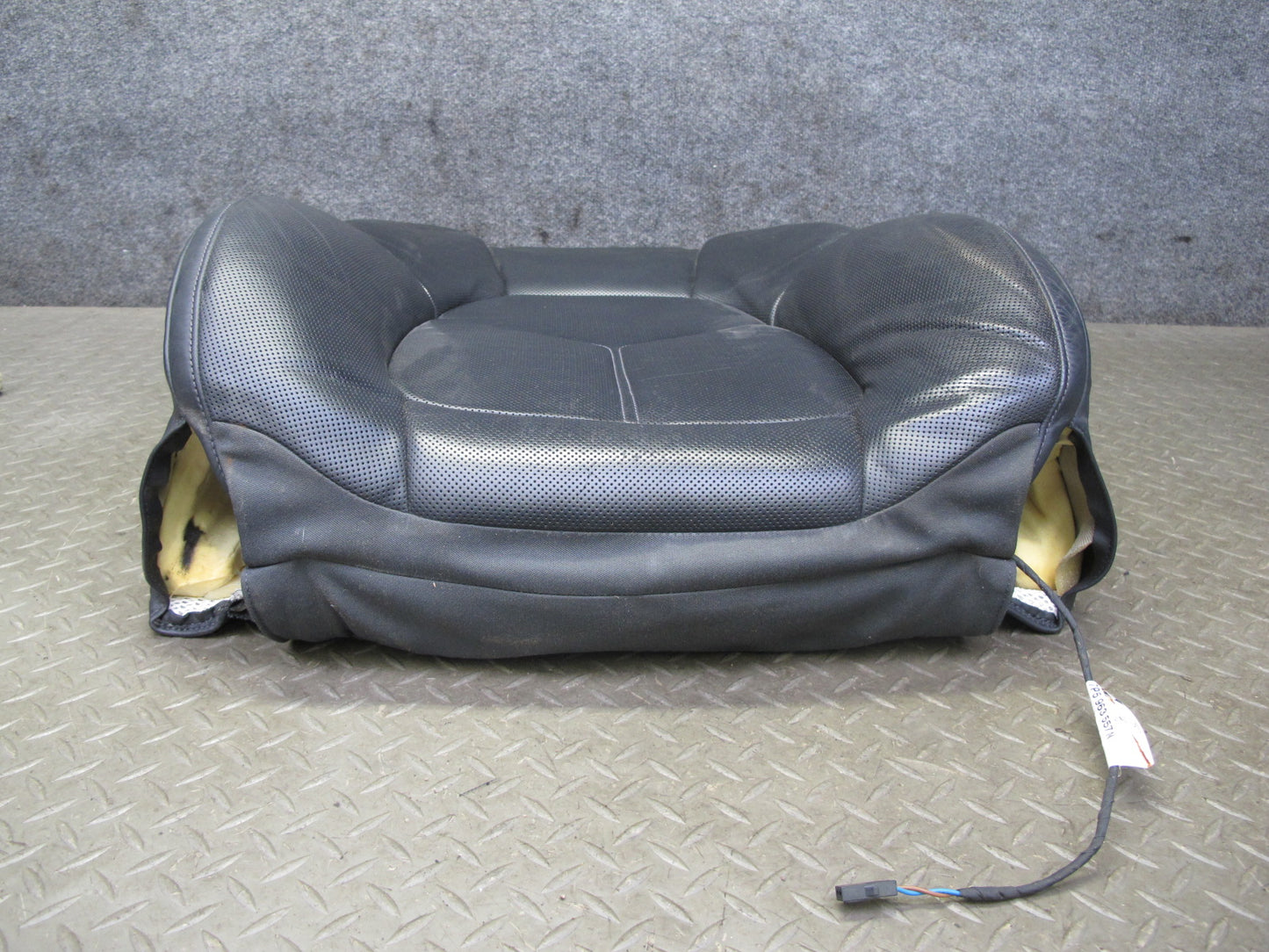 2011-2018 Porsche Cayenne 958 Front Seat Left Side Upper Leather Cushion Black