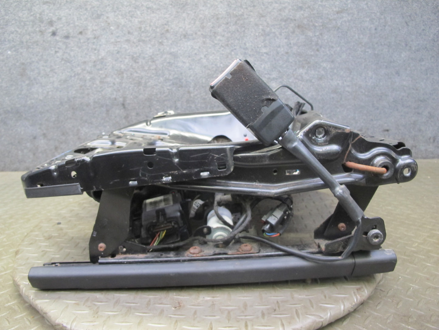 11-18 Porsche Cayenne 958 Front Right Side Lower Seat Rail Frame Track W/ Motor