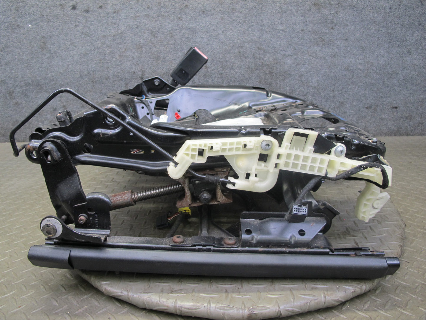 11-18 Porsche Cayenne 958 Front Right Side Lower Seat Rail Frame Track W/ Motor