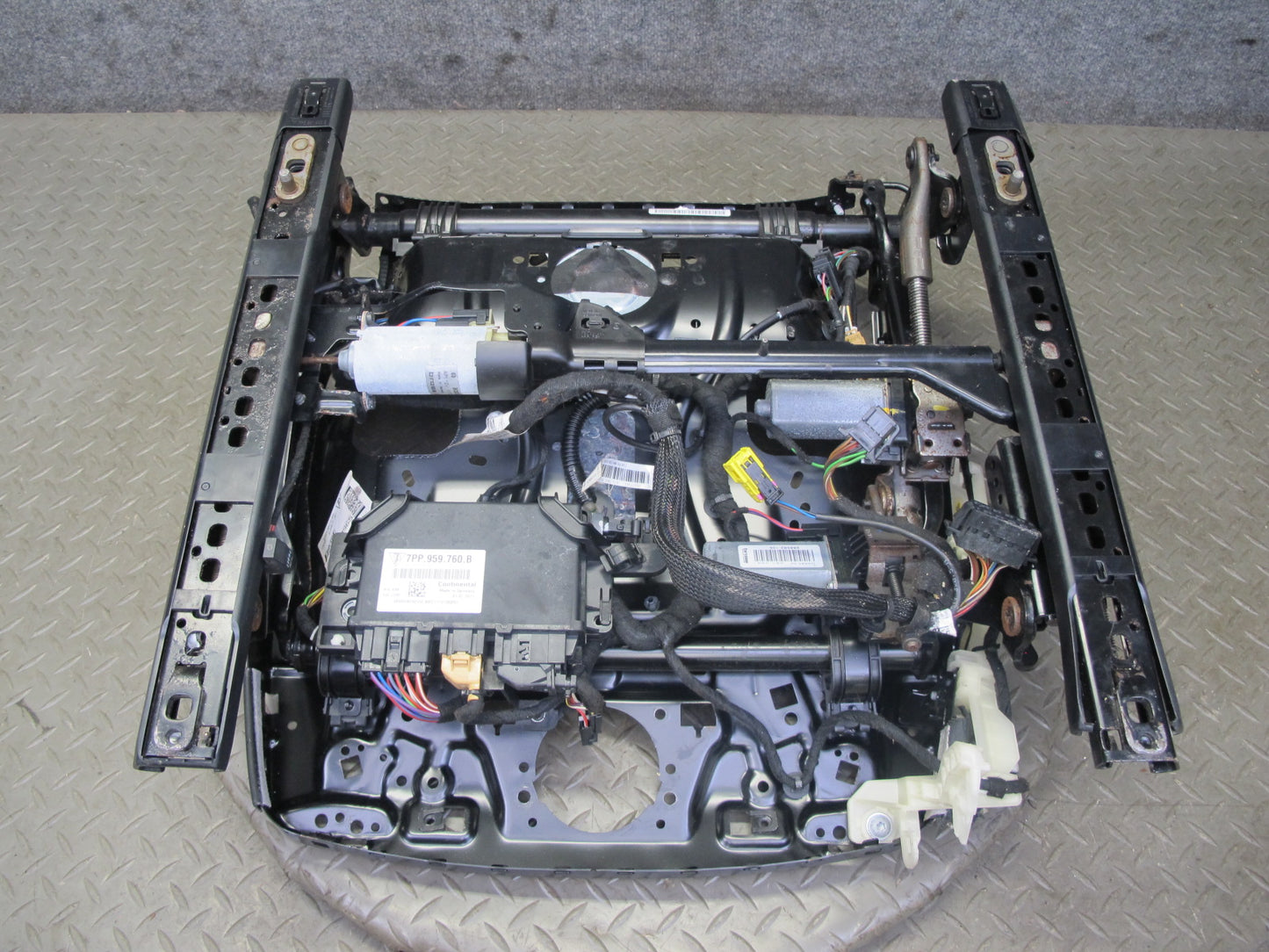 11-18 Porsche Cayenne 958 Front Right Side Lower Seat Rail Frame Track W/ Motor