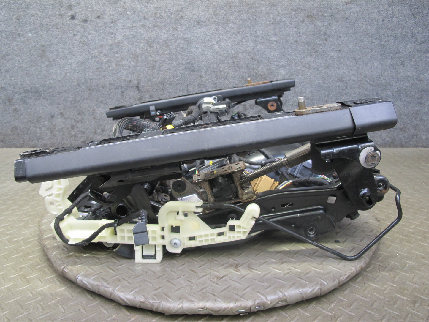 11-18 Porsche Cayenne 958 Front Right Side Lower Seat Rail Frame Track W/ Motor