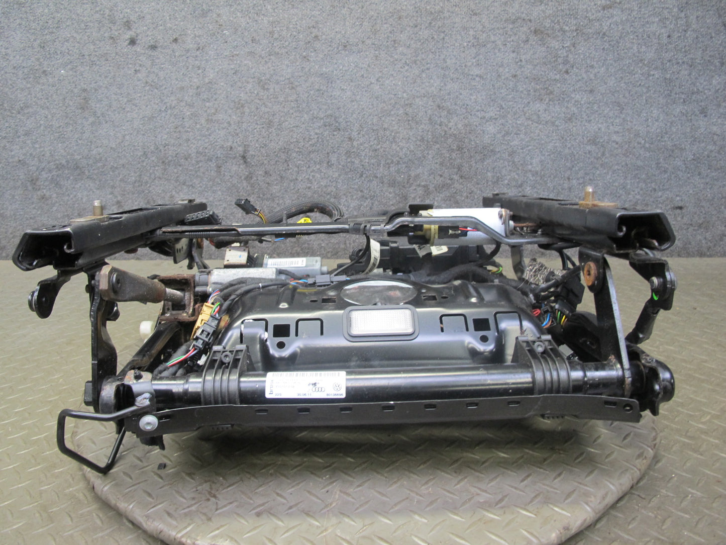 11-18 Porsche Cayenne 958 Front Right Side Lower Seat Rail Frame Track W/ Motor