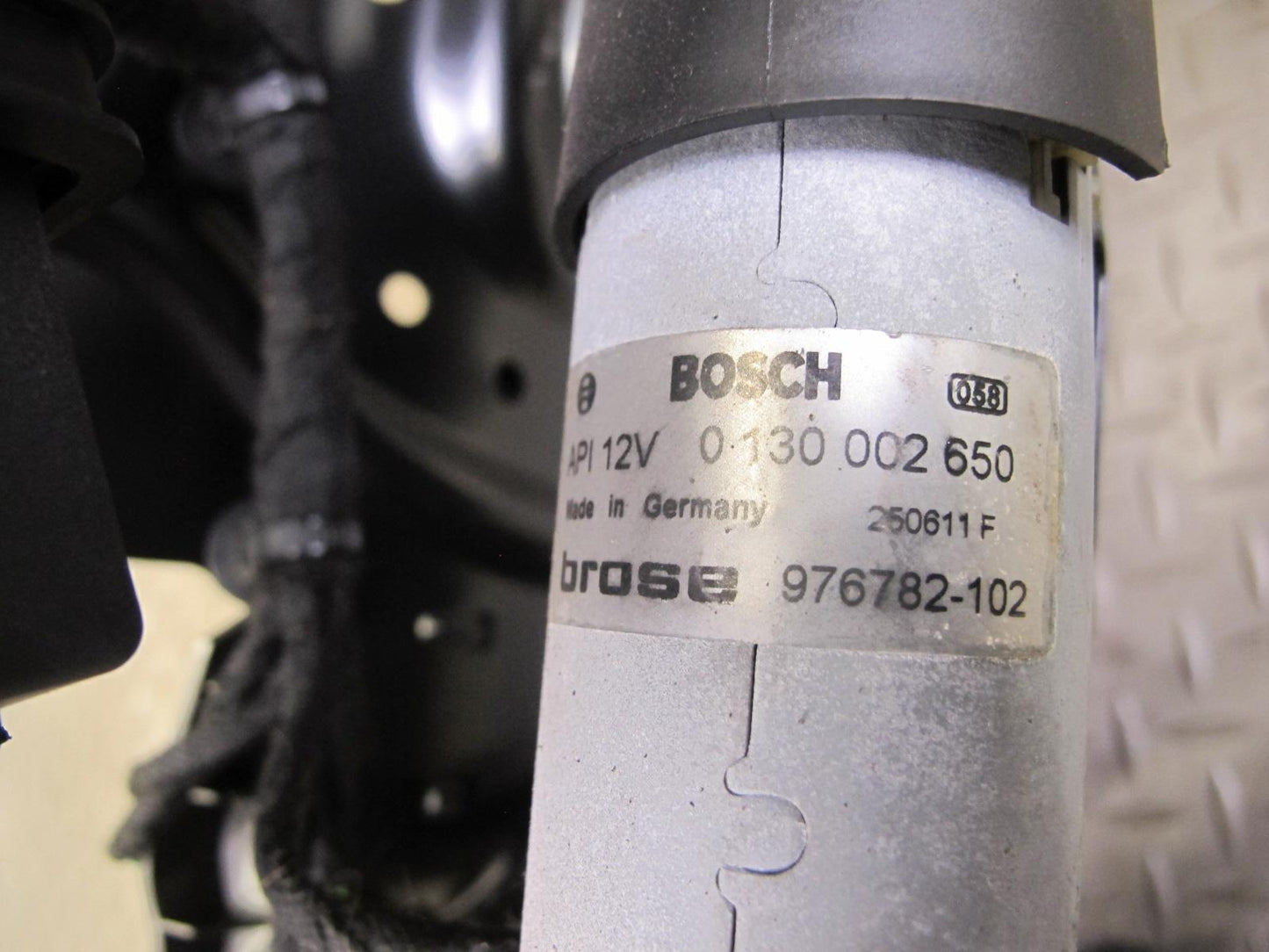 11-18 Porsche Cayenne 958 Front Left Side Lower Seat Rail Frame Track W/ Motor