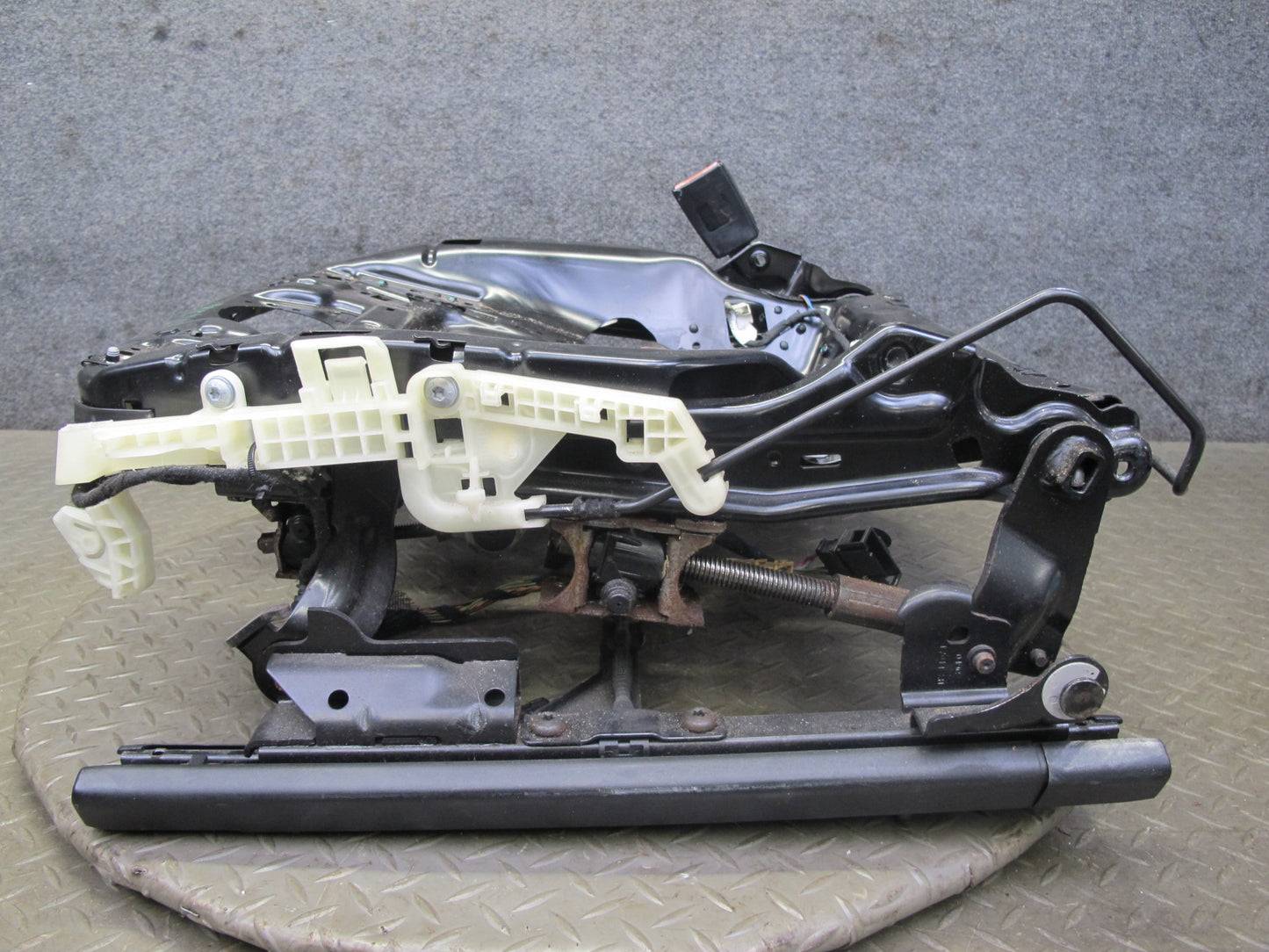 11-18 Porsche Cayenne 958 Front Left Side Lower Seat Rail Frame Track W/ Motor