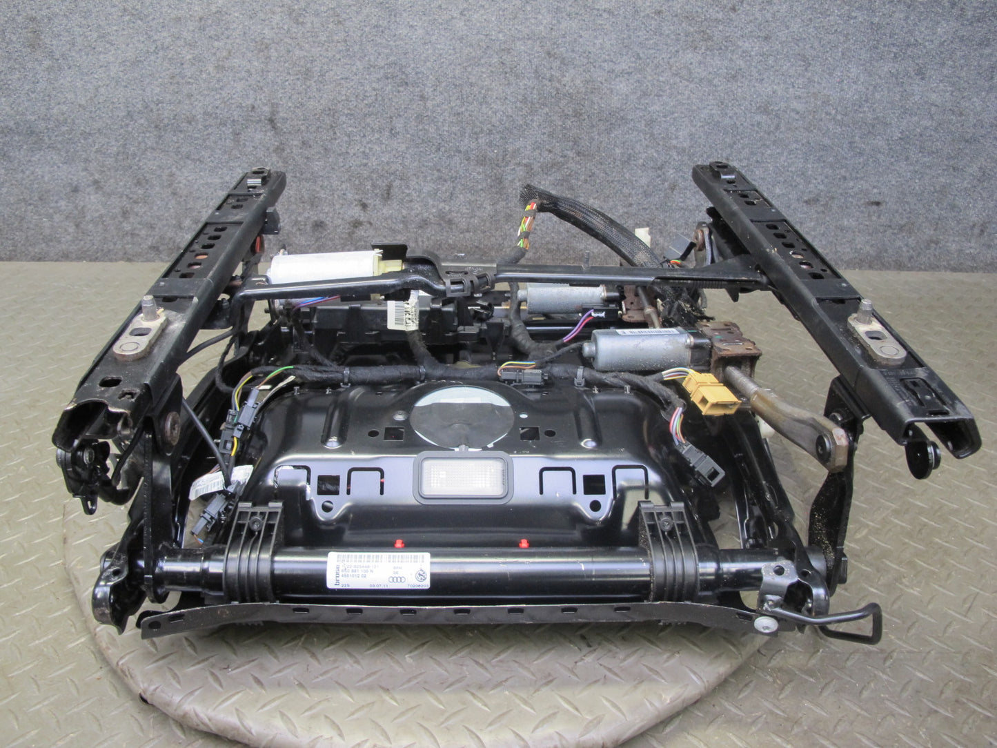 11-18 Porsche Cayenne 958 Front Left Side Lower Seat Rail Frame Track W/ Motor