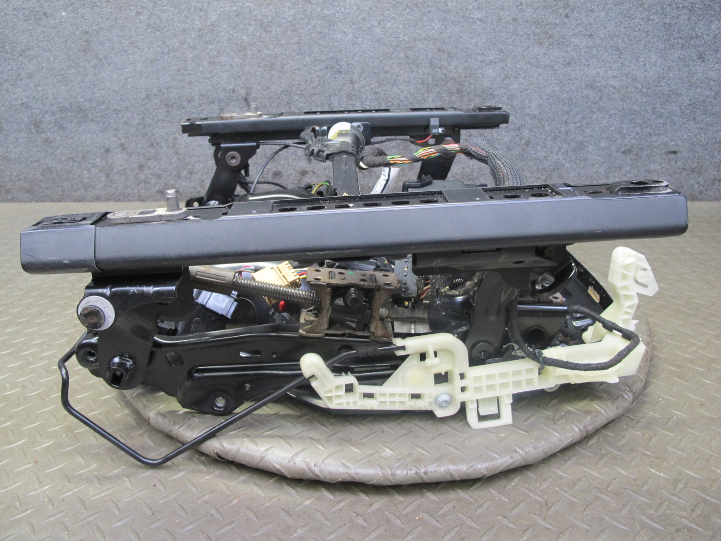 11-18 Porsche Cayenne 958 Front Left Side Lower Seat Rail Frame Track W/ Motor