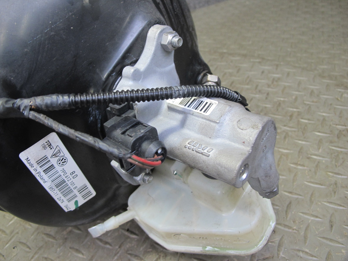 2011-2014 Porsche Cayenne S 958 Brake Booster W/ Master Cylinder & Reservoir