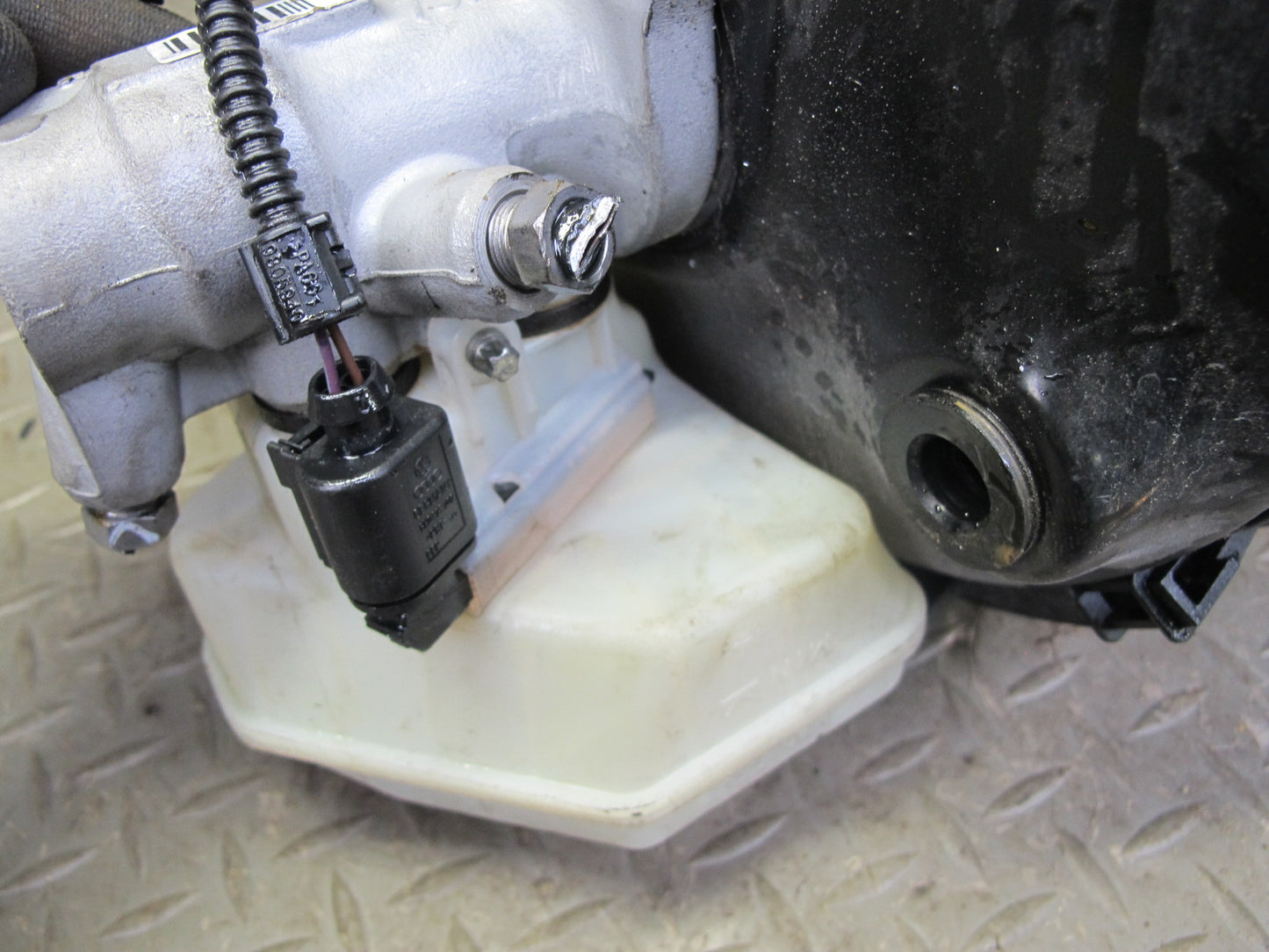 2011-2014 Porsche Cayenne S 958 Brake Booster W/ Master Cylinder & Reservoir