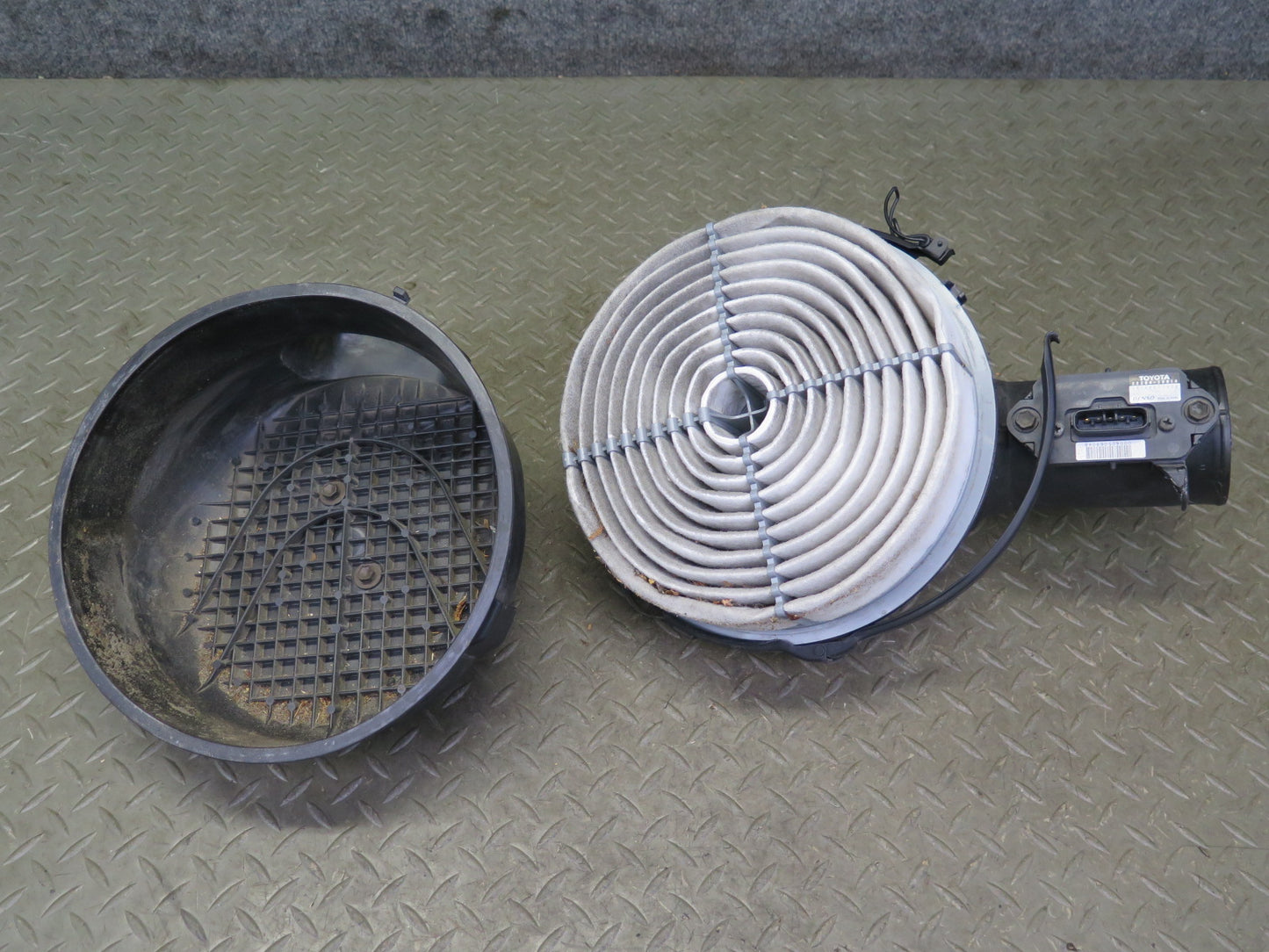 98-00 Lexus UCF20L LS400 Air Intake Cleaner Filter Box w MAF Sensor Assy OEM