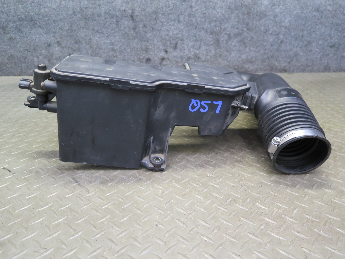 2000 Lexus UCF20L LS400 Air Intake Resonator Hose Tube w Vacuum Switch Valve OEM