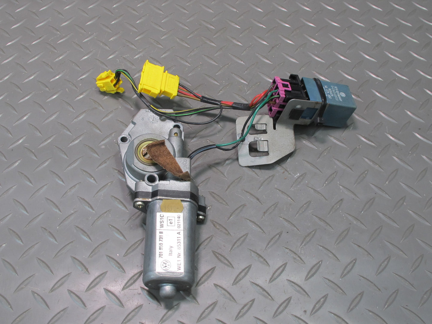 99-03 VW Eurovan T4 Sunroof Motor Drive Unit w Relay 701959731B OEM