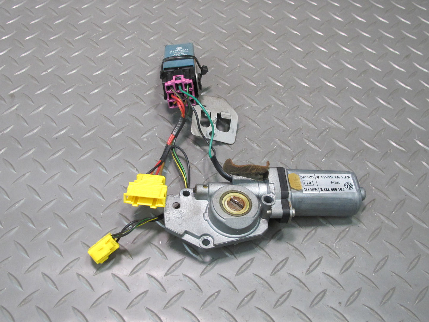 99-03 VW Eurovan T4 Sunroof Motor Drive Unit w Relay 701959731B OEM