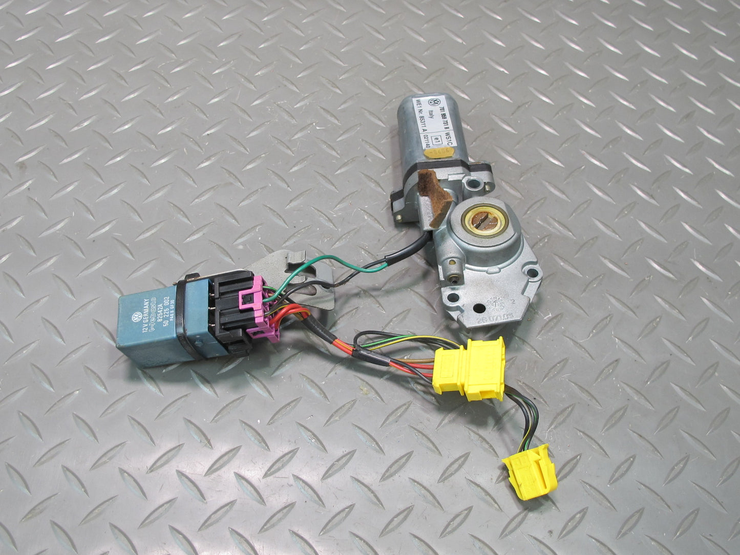 99-03 VW Eurovan T4 Sunroof Motor Drive Unit w Relay 701959731B OEM