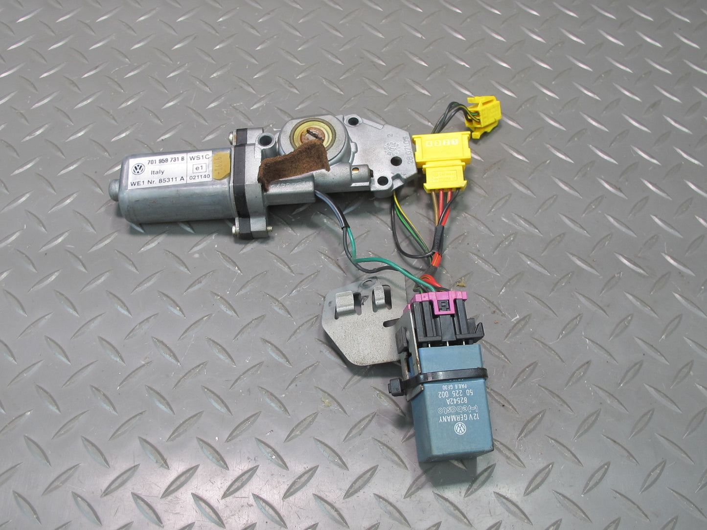 99-03 VW Eurovan T4 Sunroof Motor Drive Unit w Relay 701959731B OEM