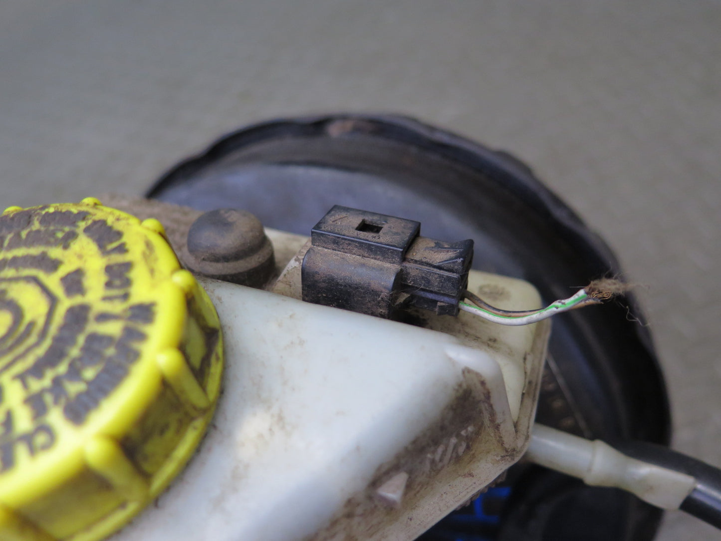 99-03 VW Eurovan T4 Brake Master Cylinder Booster Fluid Reservoir 7D0612101B OEM