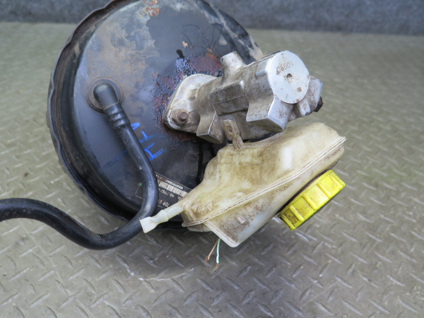 99-03 VW Eurovan T4 Brake Master Cylinder Booster Fluid Reservoir 7D0612101B OEM