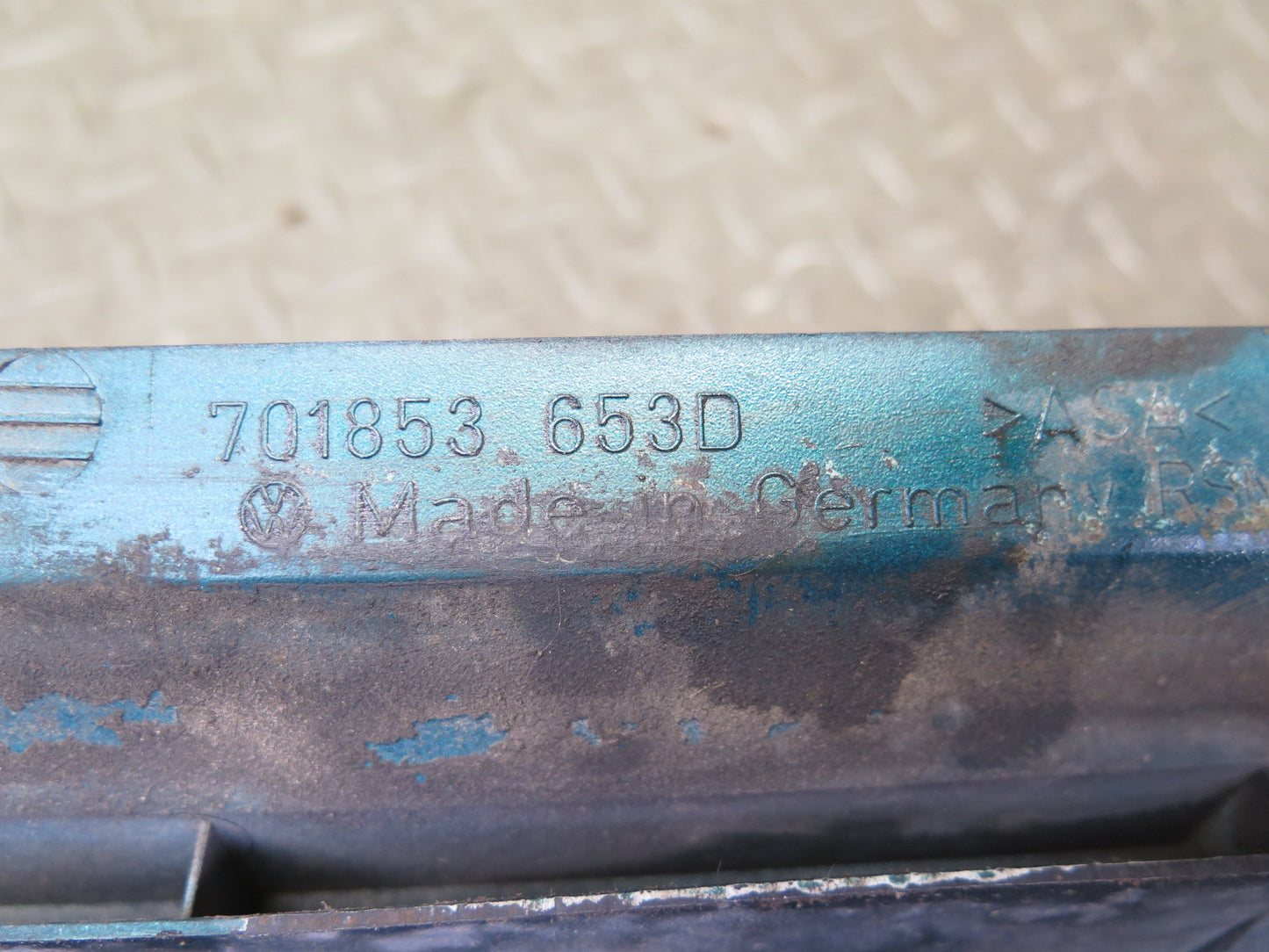 99-03 VW Eurovan T4 Front Radiator Upper Grille Green Pearl 701853653D OEM