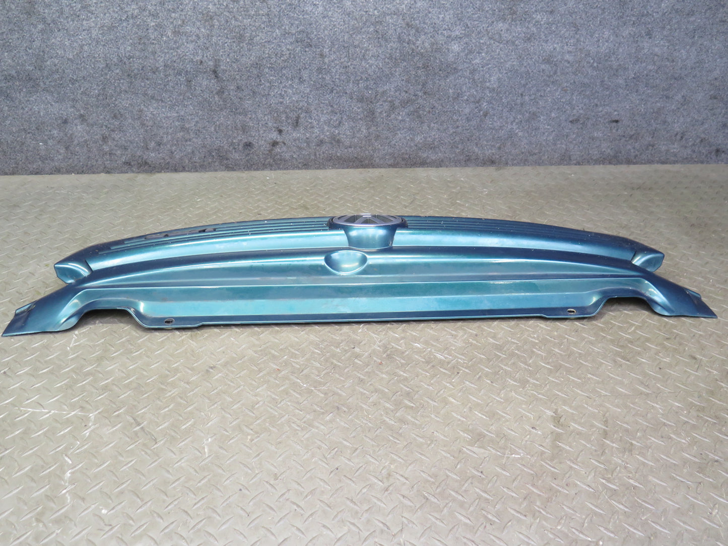 99-03 VW Eurovan T4 Front Radiator Upper Grille Green Pearl 701853653D OEM