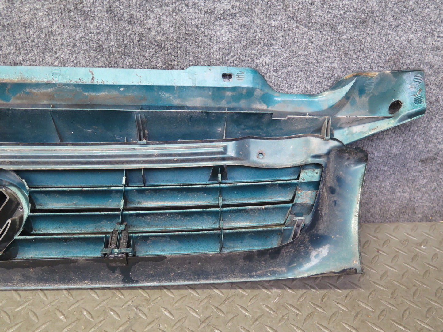 99-03 VW Eurovan T4 Front Radiator Upper Grille Green Pearl 701853653D OEM