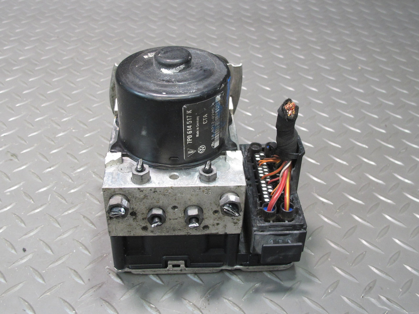 2011-2012 Porsche Cayenne S 958 ABS Anti-lock Brake Pump Module Unit