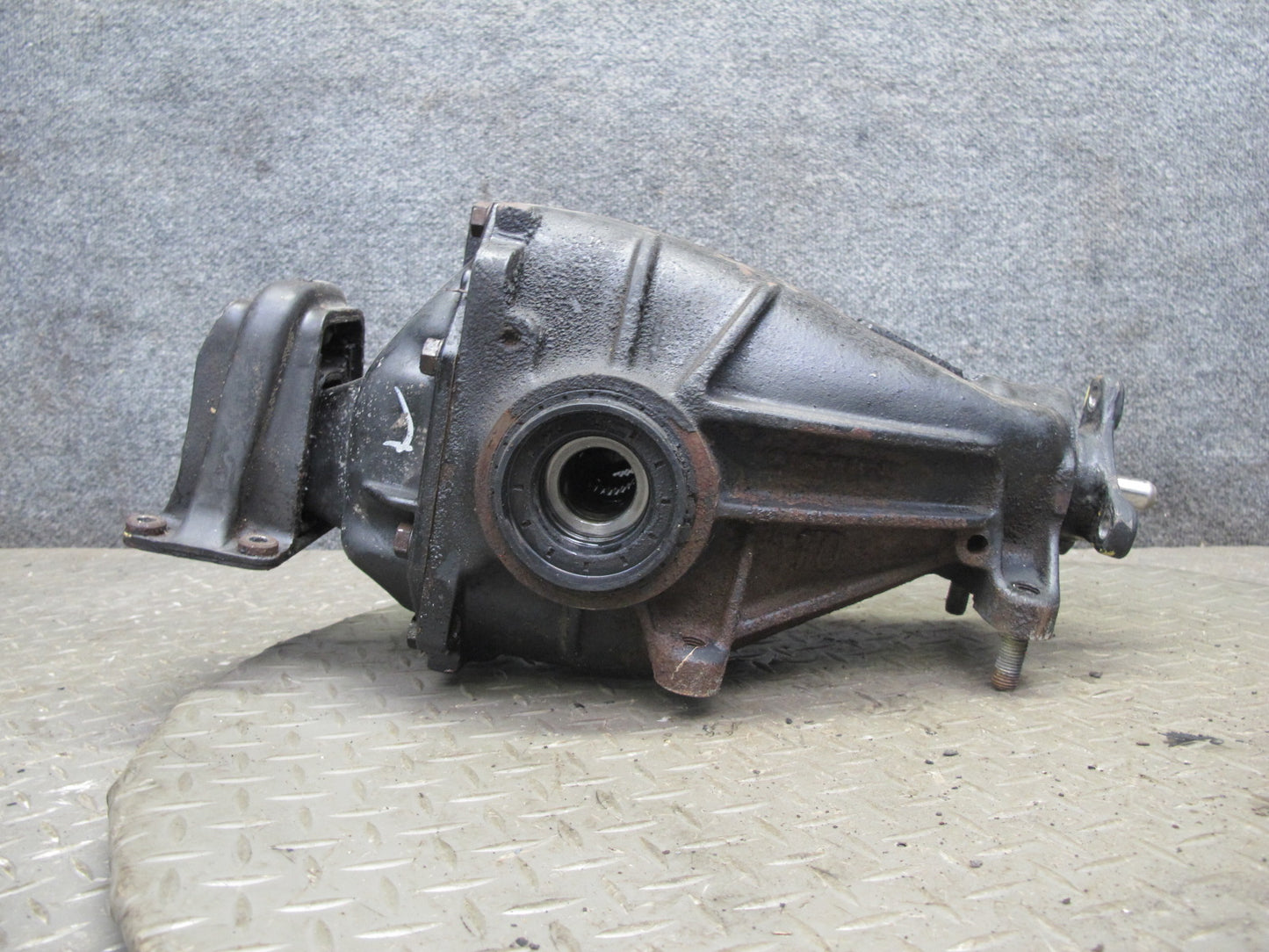 82-84 Mercedes W123 300D 617.952 Rear Axle Differential Carrier 3.07 Ratio OEM