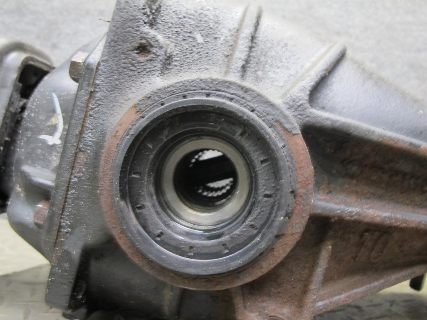 82-84 Mercedes W123 300D 617.952 Rear Axle Differential Carrier 3.07 Ratio OEM