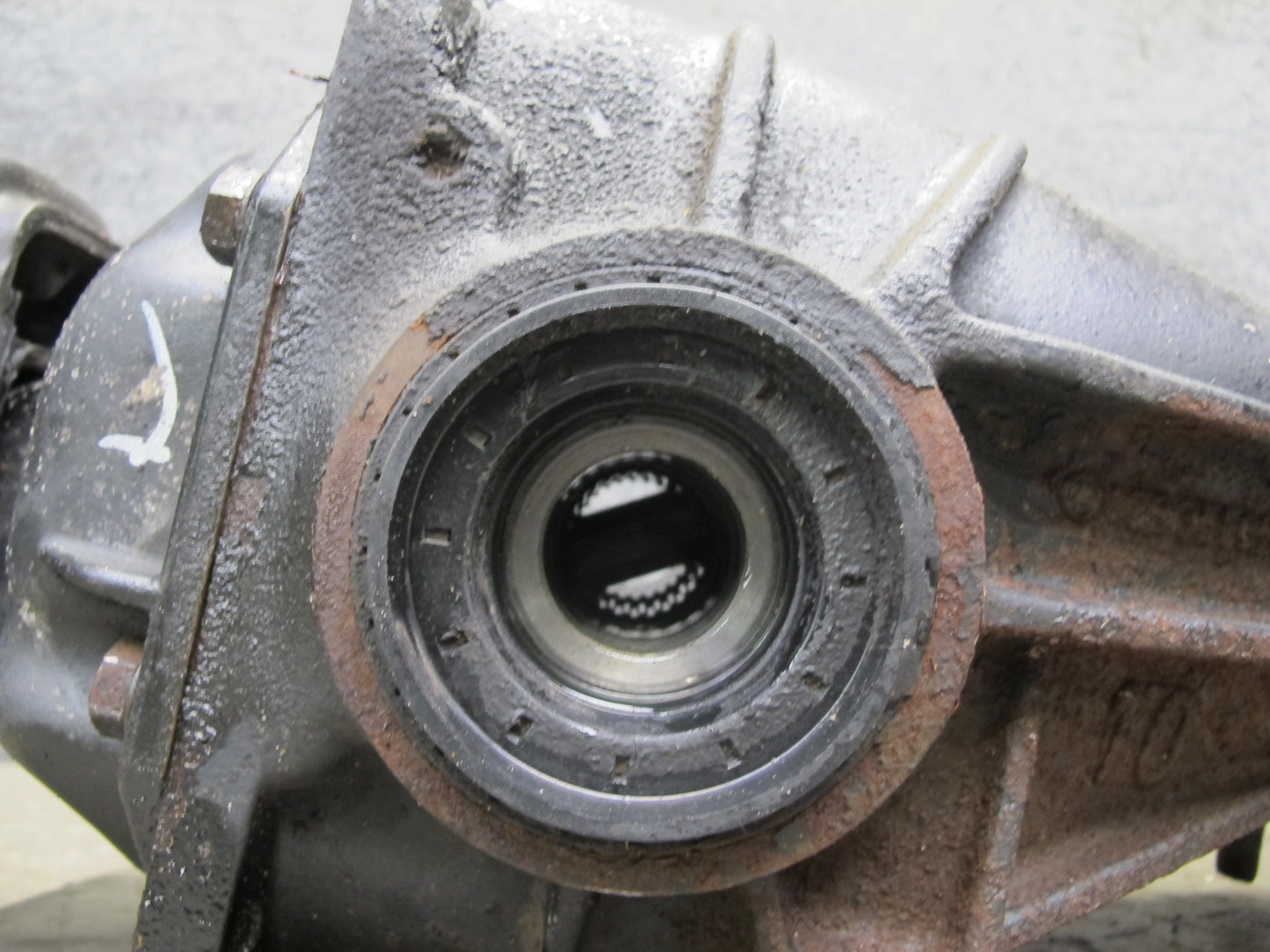 82-84 Mercedes W123 300D 617.952 Rear Axle Differential Carrier 3.07 Ratio OEM