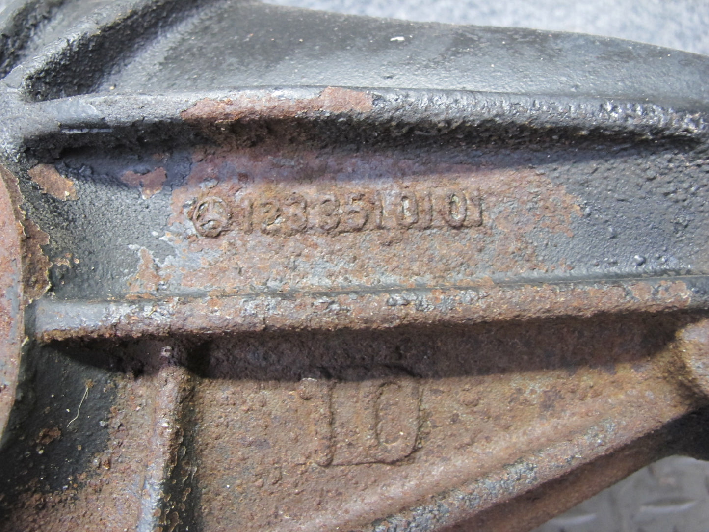 82-84 Mercedes W123 300D 617.952 Rear Axle Differential Carrier 3.07 Ratio OEM