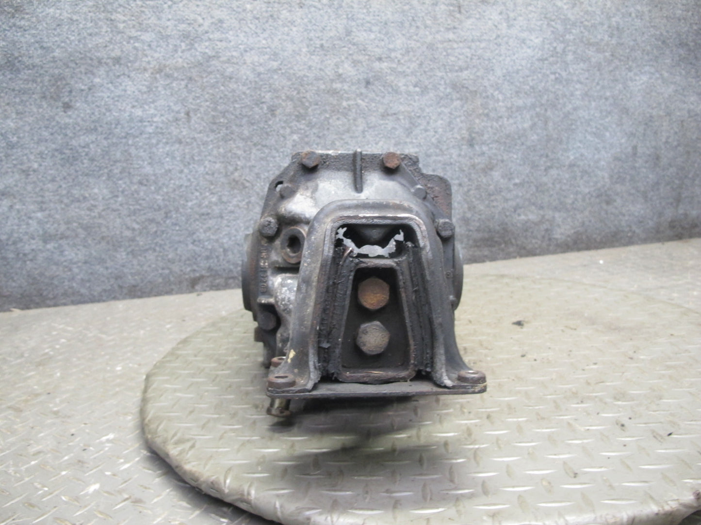 82-84 Mercedes W123 300D 617.952 Rear Axle Differential Carrier 3.07 Ratio OEM