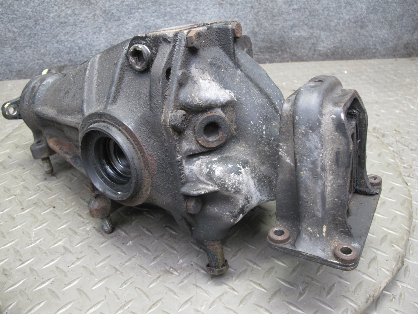 82-84 Mercedes W123 300D 617.952 Rear Axle Differential Carrier 3.07 Ratio OEM