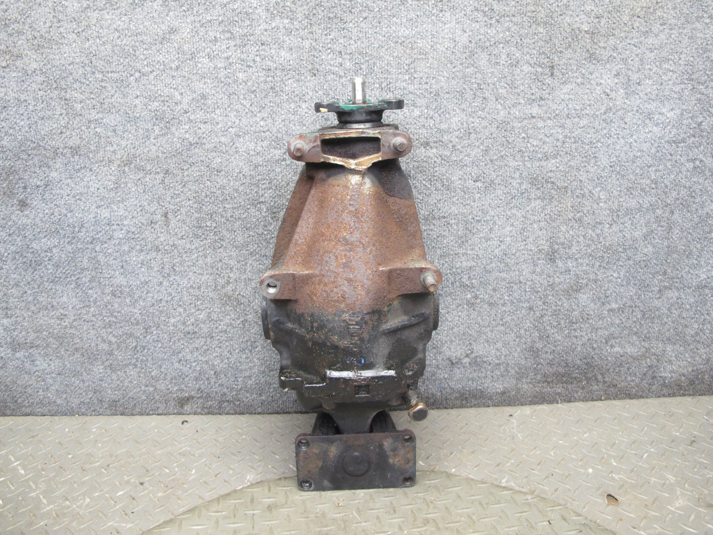 82-84 Mercedes W123 300D 617.952 Rear Axle Differential Carrier 3.07 Ratio OEM