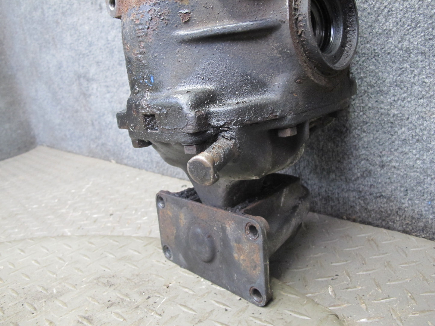 82-84 Mercedes W123 300D 617.952 Rear Axle Differential Carrier 3.07 Ratio OEM