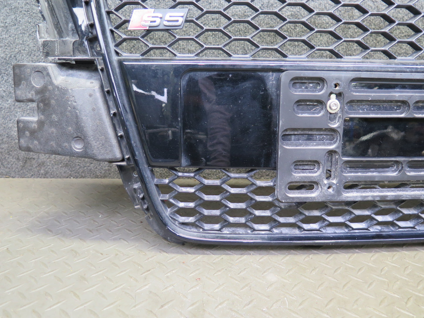 08-12 Audi B8 A5 S5 Front Exterior Grille w Emblem