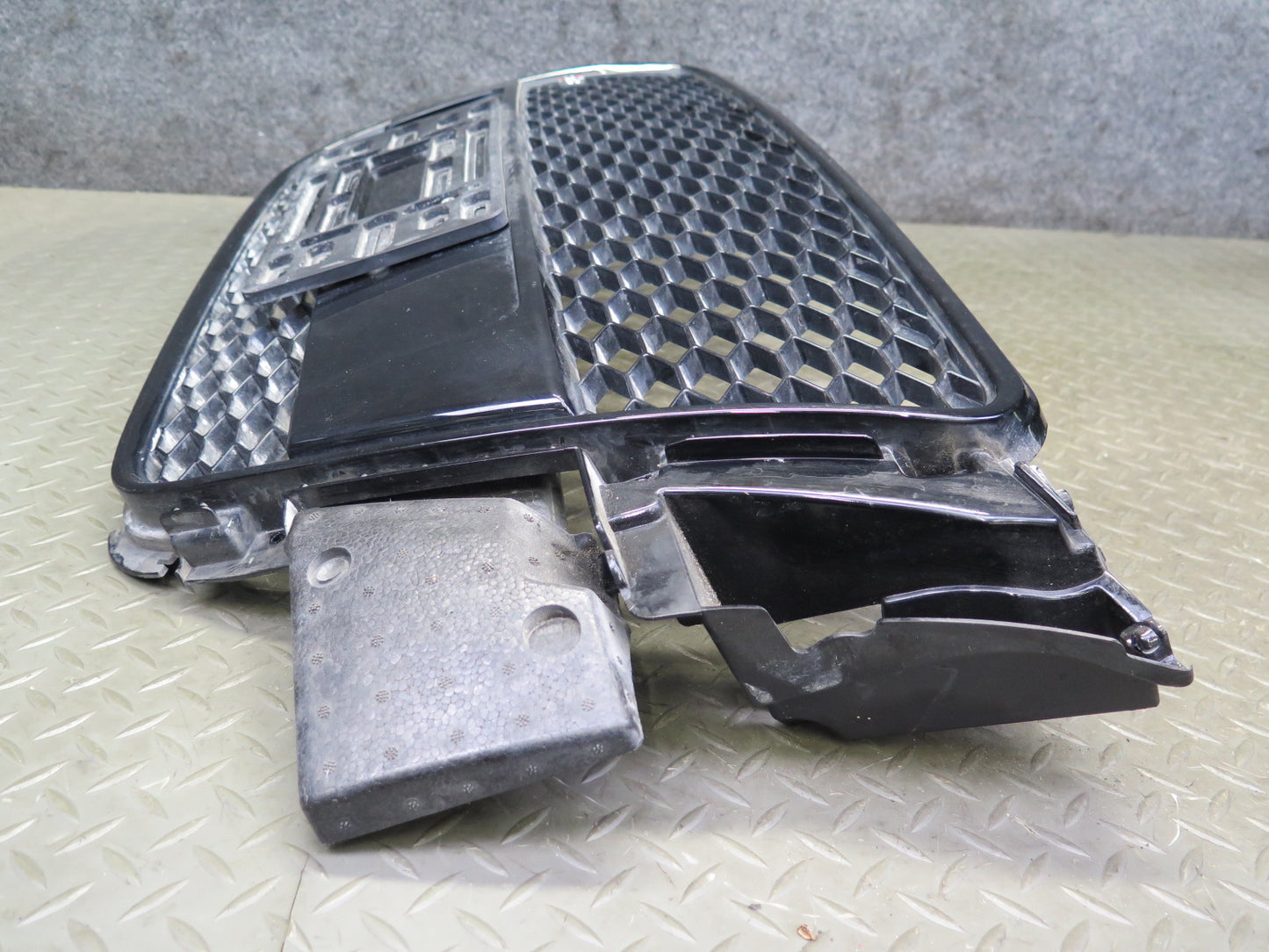 08-12 Audi B8 A5 S5 Front Exterior Grille w Emblem