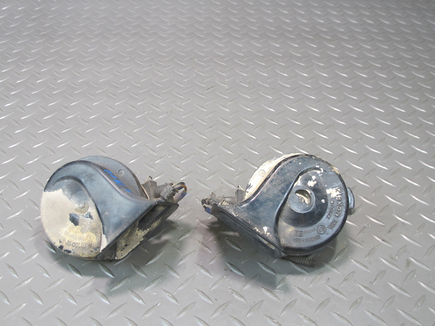 99-03 VW Eurovan T4 Set of 2 High & Low Tone Note Pitch Horn Signal OEM