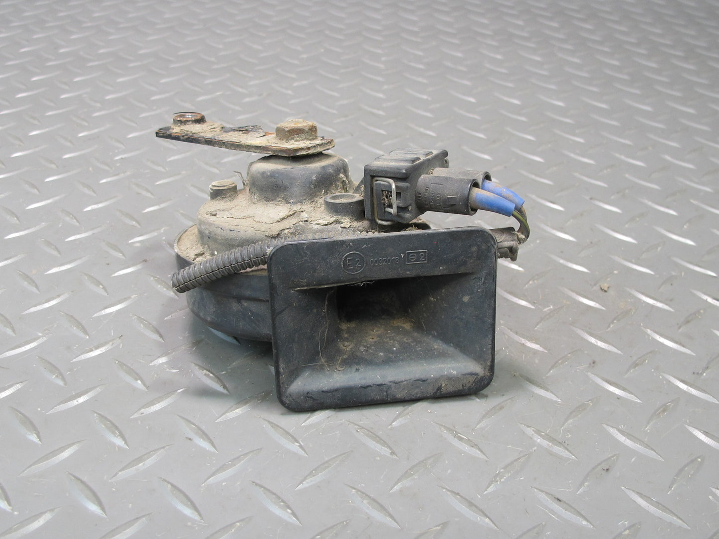 99-03 VW Eurovan T4 Set of 2 High & Low Tone Note Pitch Horn Signal OEM