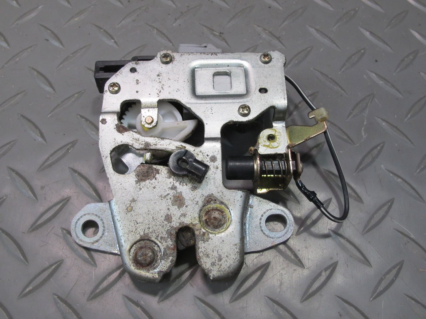 92-00 Lexus JZZ31L SC400 SC300 Rear Trunk Lid Lock Latch Actuator OEM